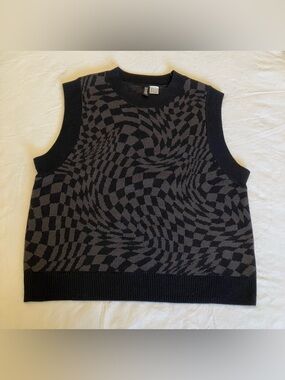 H&M Divided Black and Gray Patterned Crewneck